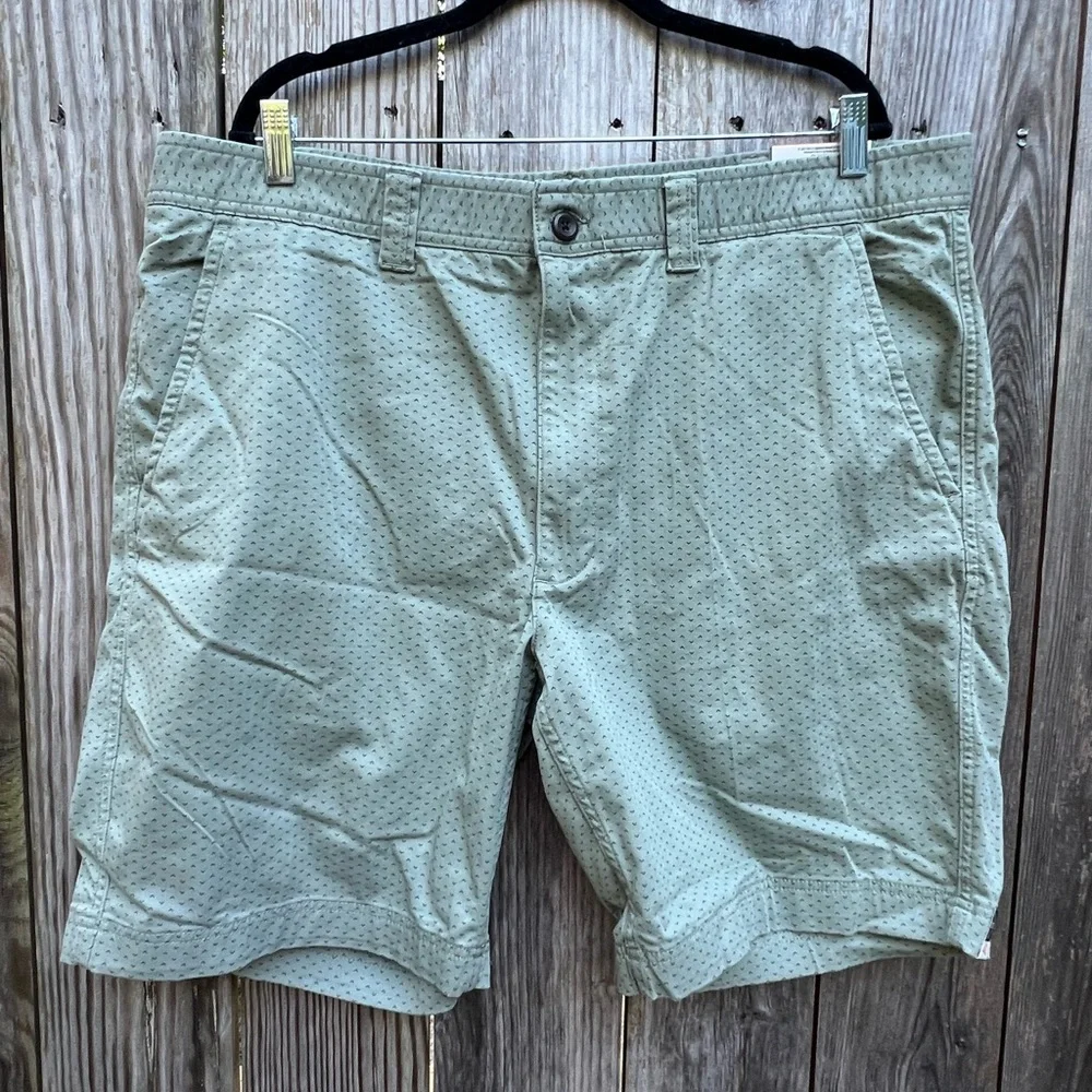 ST JOHNS BAY Light green Triangle design Flat Front Shorts Mens 40 NWT NEW